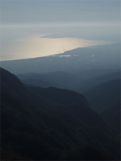 位牌岳山頂付近から眺めた富士・清水方面